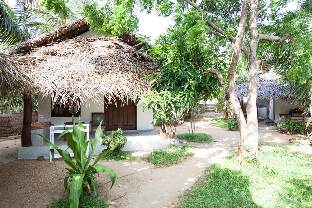 Hôtel East Surf Cabanas à Baie d'Arugam Extérieur photo