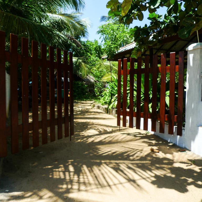 Hôtel East Surf Cabanas à Baie d'Arugam Extérieur photo